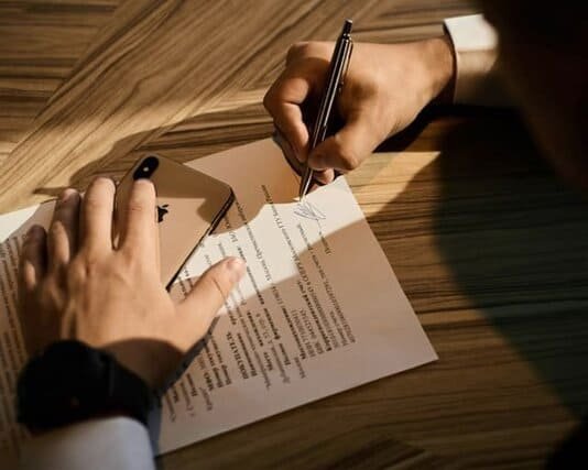 Empreendedor assinando o contrato de abertura da sua nova com ajuda da Provectus Contabilidade.