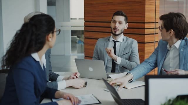 Pessoas de negócios colaborando em uma reunião de escritório moderna