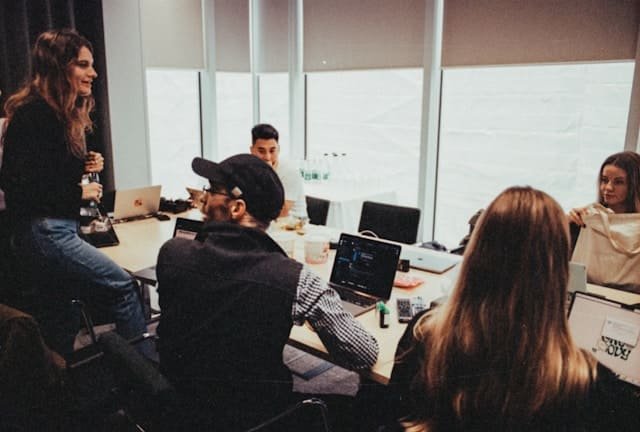 Família de empresários em reunião estratégica com um consultor da Provectus, assinando documentos contratuais de sucessão.